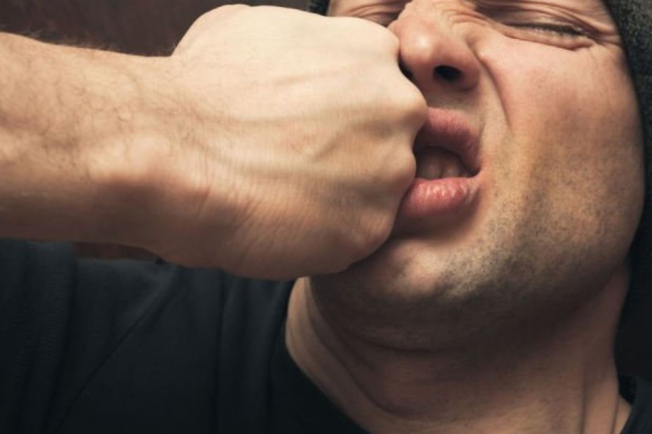 Der 43-Jährige schritt verbal ein, daraufhin griffen die fünf Halbstarken ihn an. (Symbolbild)