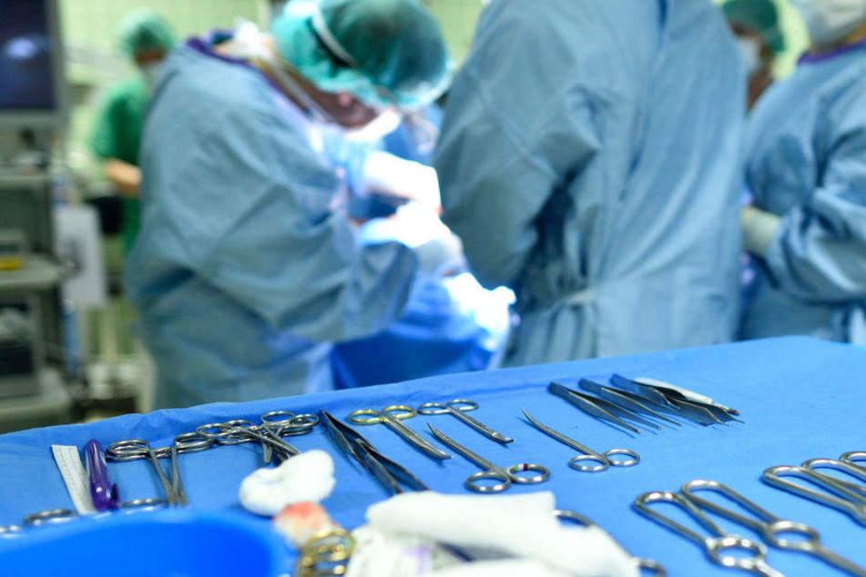 Ein Neurochirurg aus Rostock muss sich vor Gericht verantworten. (Symbolbild)