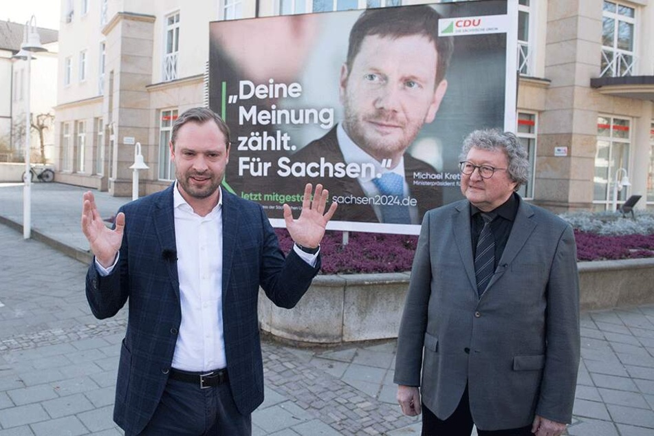 CDU-Generalsekretär Alexander Dierks (31) und Professor Werner Patzelt (65) vor einem Wahlplakat mit Spitzenkandidat Michael Kretschmer (43).
