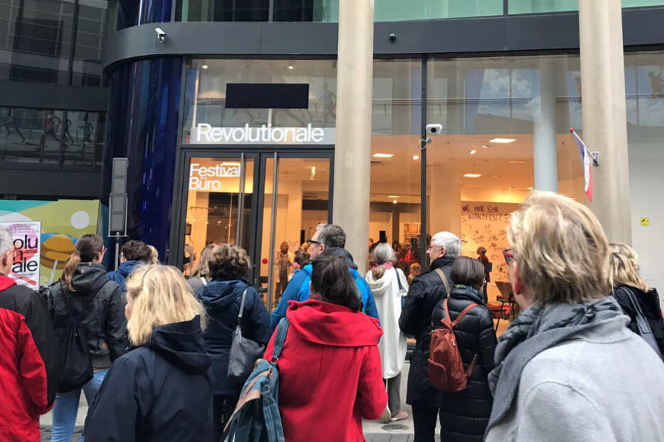 Gedränge vor den Schaufenstern: Was ist hier los?