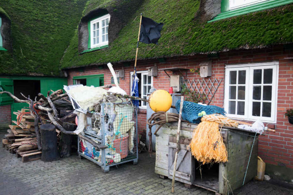 Am Strand gesammelter Müll steht vor der Scheune auf Süderoog.