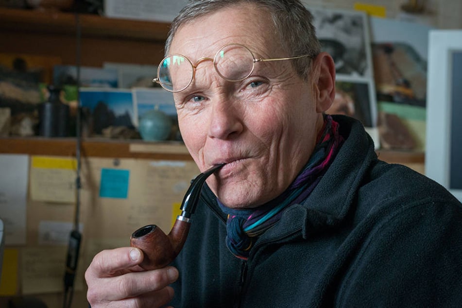 Arnolds Markenzeichen sind Tabakspfeife, Nickelbrille und das Barfußklettern.