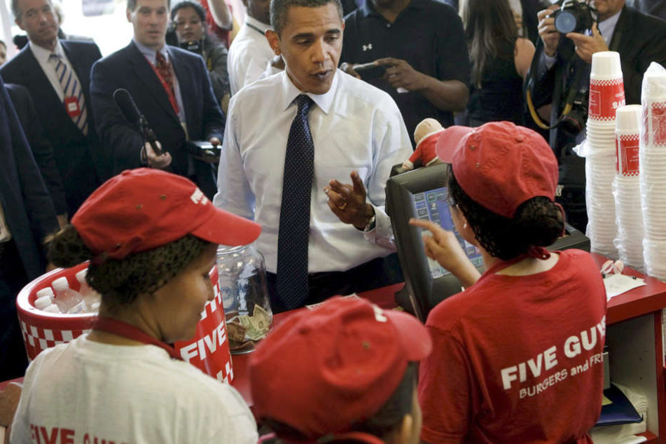 Prominenter Besucher: Auch der ehemalige US-Präsident Barack Obama lässt sich einen Burger von Five Guys schmecken.
