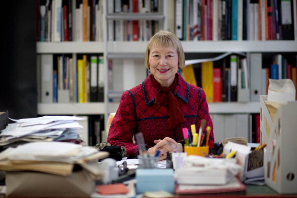 Die Generaldirektorin der Kunstsammlungen Chemnitz, Ingrid Mössinger, sitzt in ihrem Büro im König-Albert-Museum in Chemnnitz am Schreibtisch.
