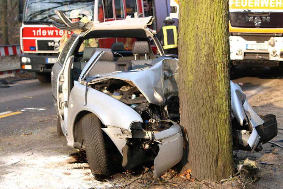 Das Auto wurde durch den Aufprall frontal stark beschädigt und zusammengedrückt.