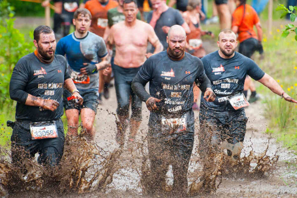 Der Name "Tough Mudder" ist Programm. Die Teams werden beim Hindernislauf richtig schmutzig. (Archivbild).
