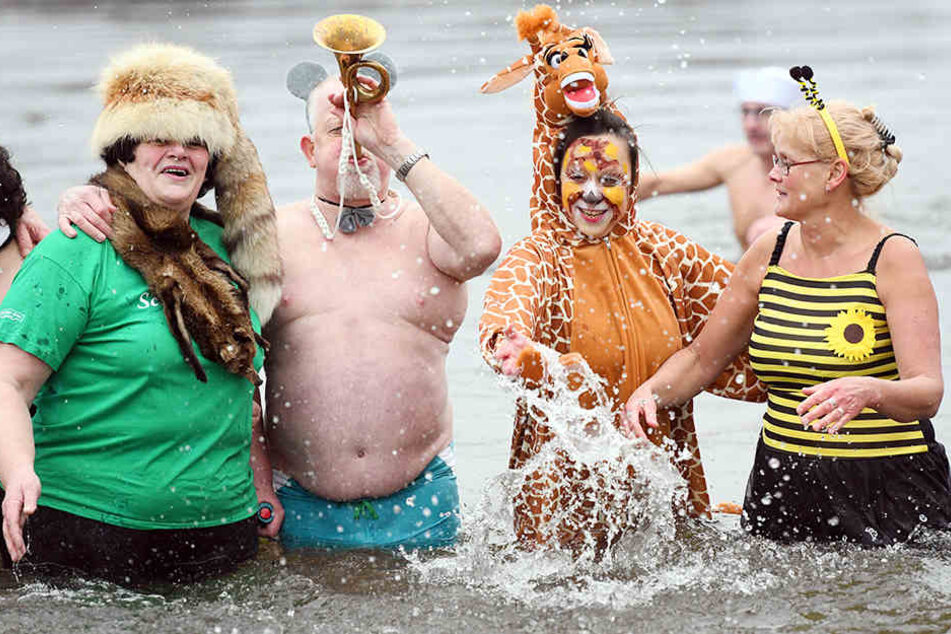 Verkleidete Schwimmer beim 33. Winterschwimmen.