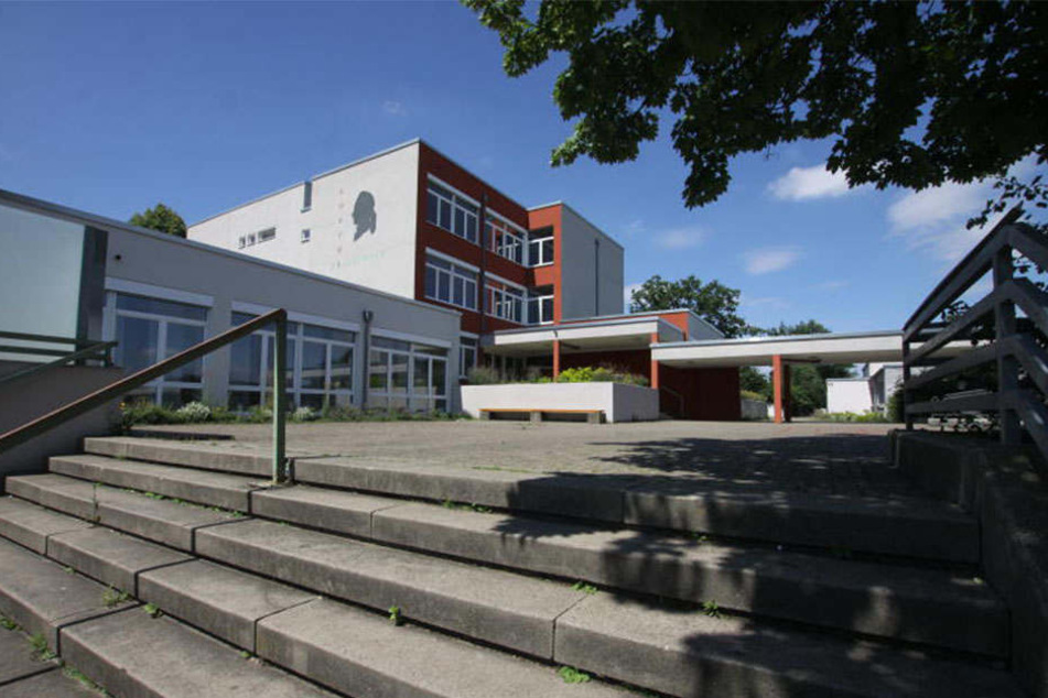 Einer der Brüder lockte ein Kind auf das Schuldach. Dort forderte er den Jungen aus, sich auszuziehen.
