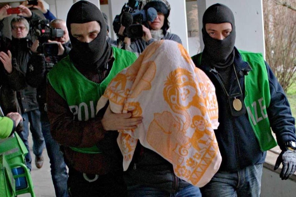 Polizisten führen nach einer Razzia in Berlin einen Terrorverdächtigen ab (Symbolbild).