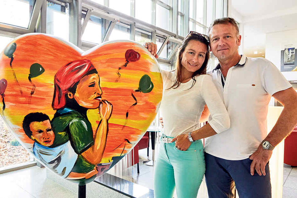 Das 51. Herz: Zur Ausstellungseröffnung im Akademiehotel kauften gestern
Martin Mühlbauer (54) und Sabine Nickel (48) spontan ein Herz des Künstlers
Mosso Art.