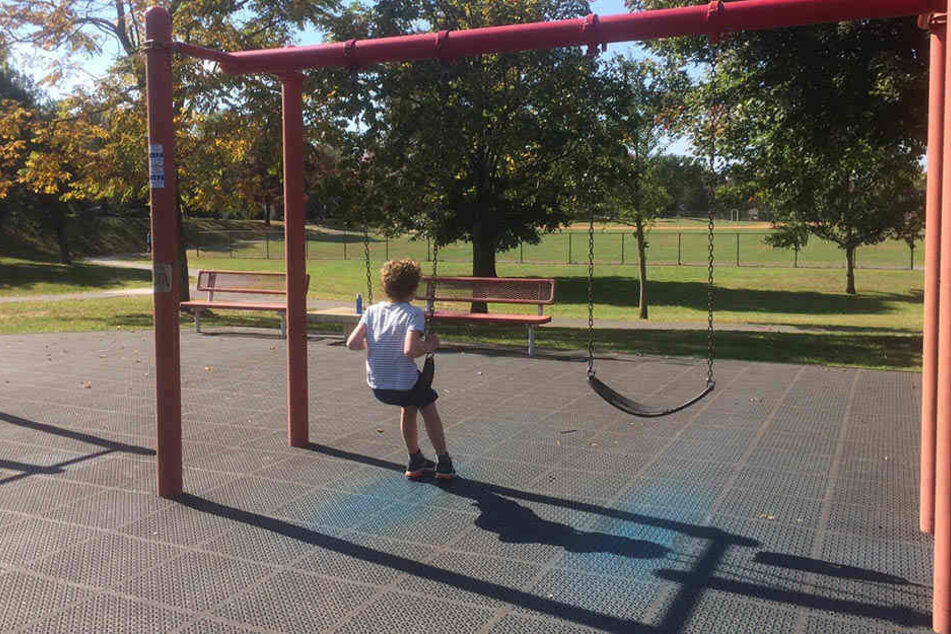 Die Kinder hatten auf dem Spielplatz mit Spielzeugpistolen aufeinander geschossen, als die beiden angetrunkenen Männer dazu kamen. (Symbolbild)