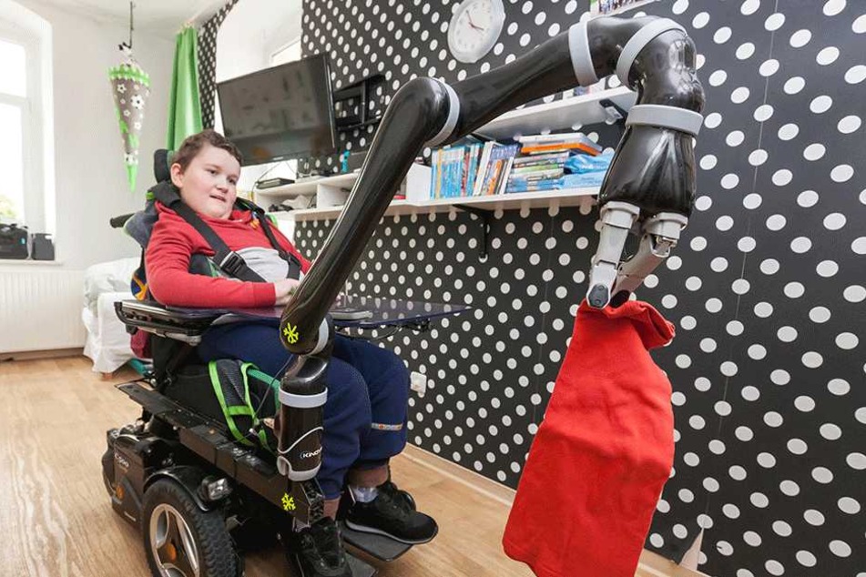 Kann dank Hi-Tech wieder kraftvoll zufassen: Mit Roboterarm „Jaco“ holt Noah Köhler (10)
mühelos T-Shirts aus dem Schrank, könnte damit sogar winken.