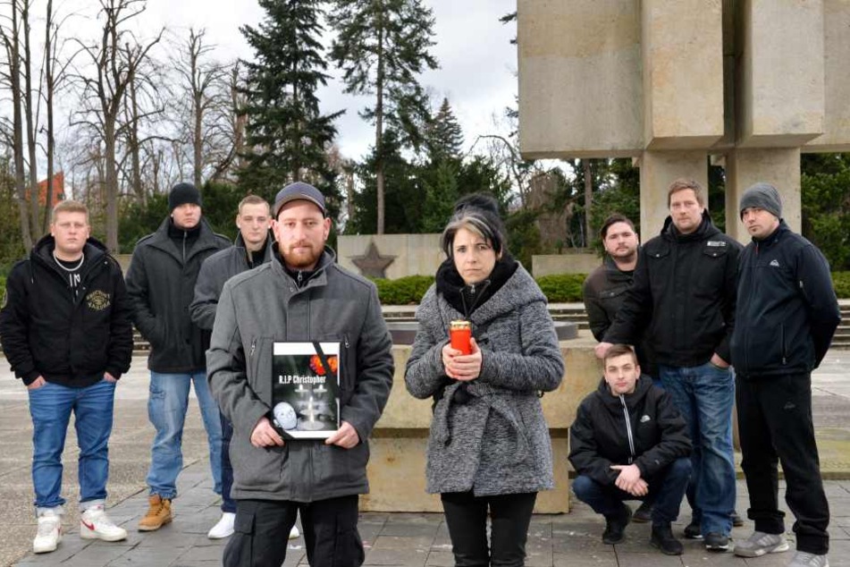 Heike Vorbrich (42, r.) und die Freunde von Christopher T. (23) trauern um ihren verstorbenen Freund.