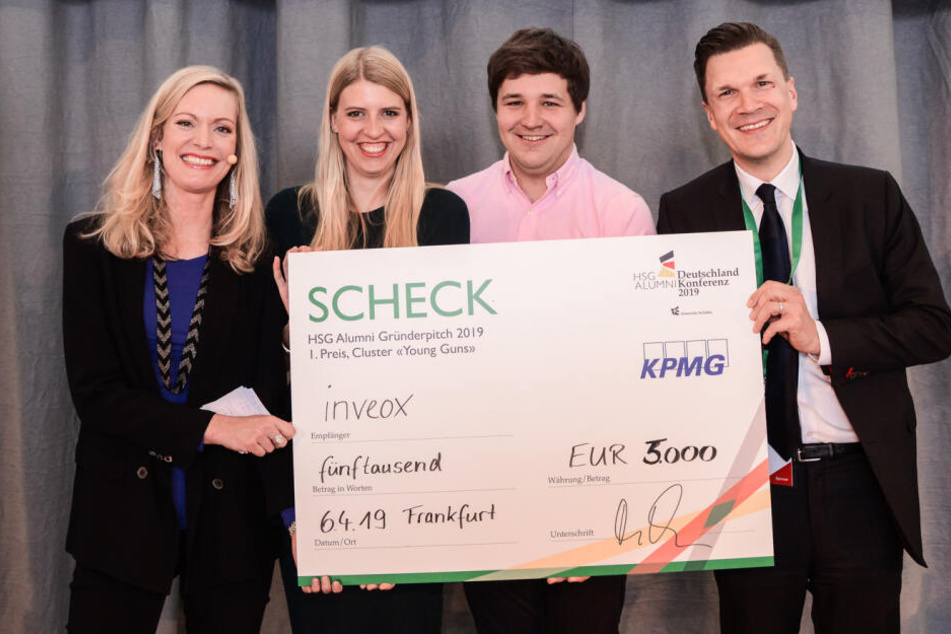 Die Gründer von "inveox", Maria und Dominik Sievert (Mitte), erhalten den 1. Preis im Cluster "Young Guns" aus der Hand von Susanne Paulus (li., HSG Alumni Gründerpitch) und Till Karrer (re.), Partner Advisory bei Preissponsor KPMG.
