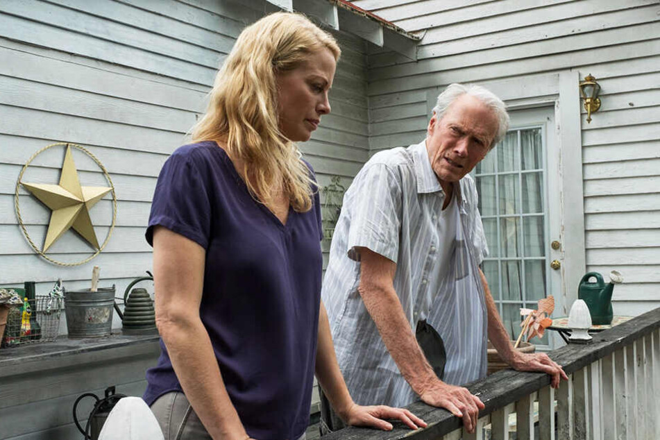 Earl Stones (r., Clint Eastwood) Verhältnis zu seiner Tochter Iris (Alison Eastwood) ist äußerst angespannt.