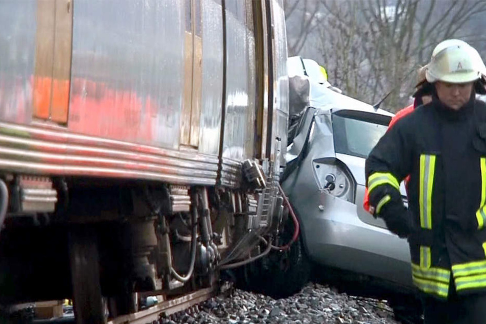 Die Frau stieß auf dem Bahnübergang mit einer Eurobahn zusammen und verstarb.