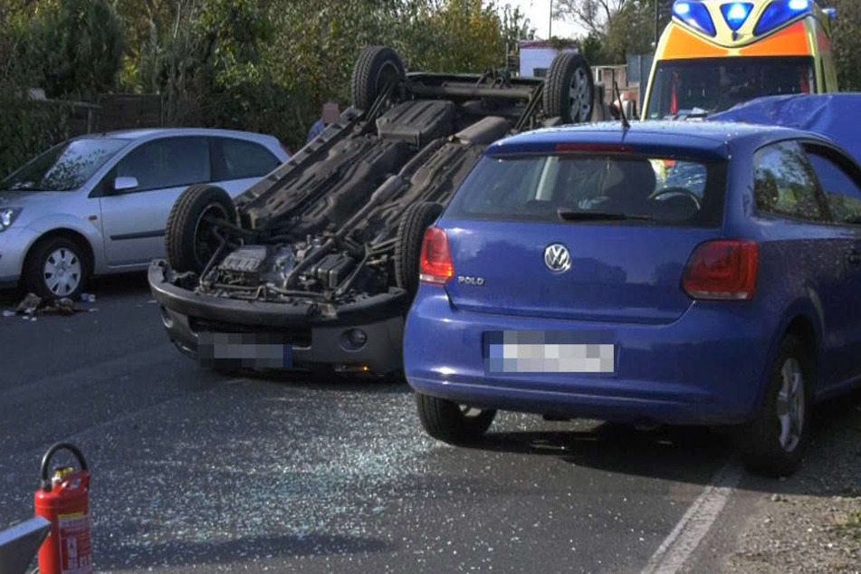 Passanten zogen den eingeklemmten Fahrer aus seinem auf dem Dach liegenden Kleinwagen.