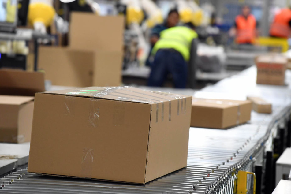 Tausende Pakete verlassen die Versandhändler in Sachsen zu Weihnachten. Dafür muss die Belegschaft größtenteils aufgestockt werden.