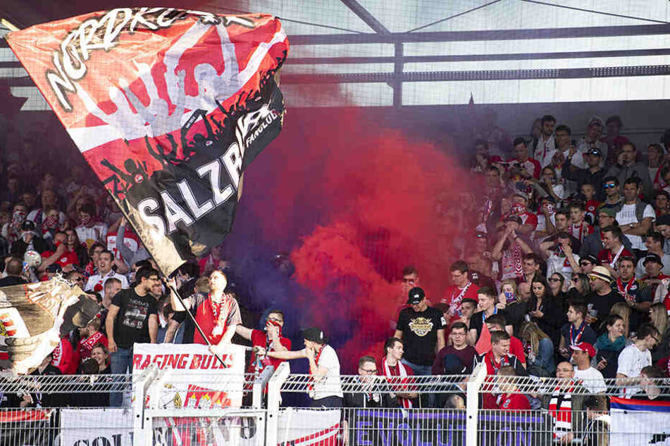 Ein Salzburg-Anhänger warf im Spitzenspiel von Red Bull beim LASK einen Böller auf das Spielfeld und verletzte dabei einen Balljungen. (Symbolbild)