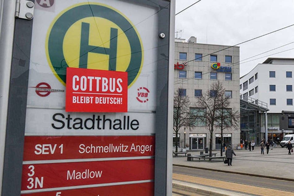 Ein Aufkleber mit der Aufschrift "Cottbus bleibt deutsch!" ist an einer Haltestelle vor der Cottbuser Stadthalle zu sehen.