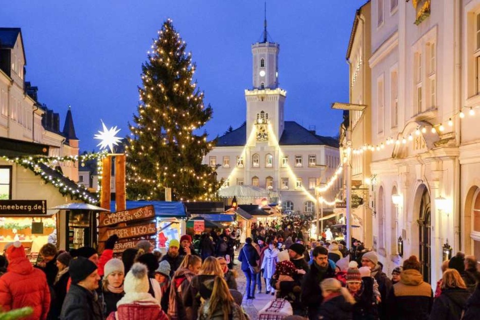 Hübsch geschmückte Hütten rund um den Marktplatz laden in Schneeberg zum gemütlichen Bummeln ein.