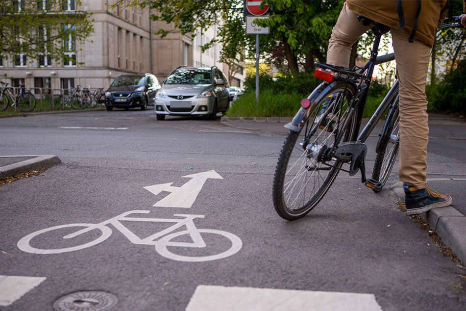Ein Kleintransporter kam in Reudnitz von der Straße ab und erfasste einen an einer Ampel wartenden Fahrradfahrer.