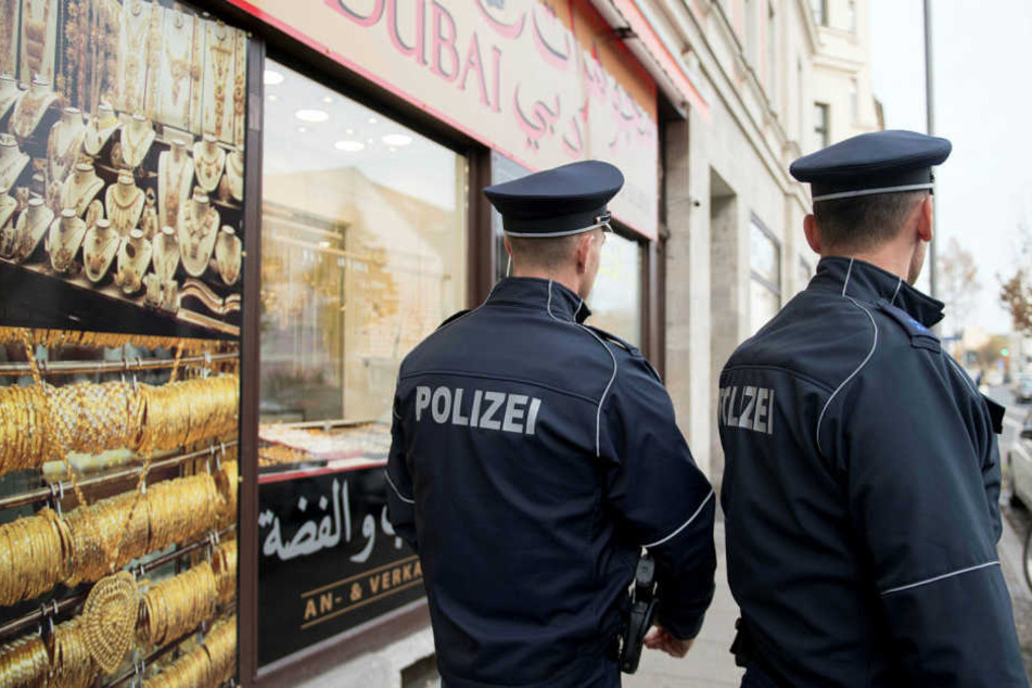 Polizisten kontrollieren jetzt öfter auf der Eisenbahnstraße, was Passanten in ihren Taschen haben.
