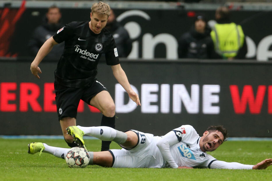 Martin Hinteregger (li.) reißt Hoffenheims Ishak Belfodil um.