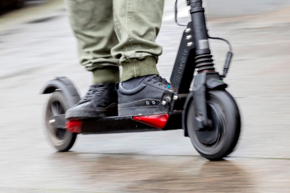 Der 40-jährige E-Scooter-Fahrer stürzte ohne Fremdeinwirkung. (Symbolbild)