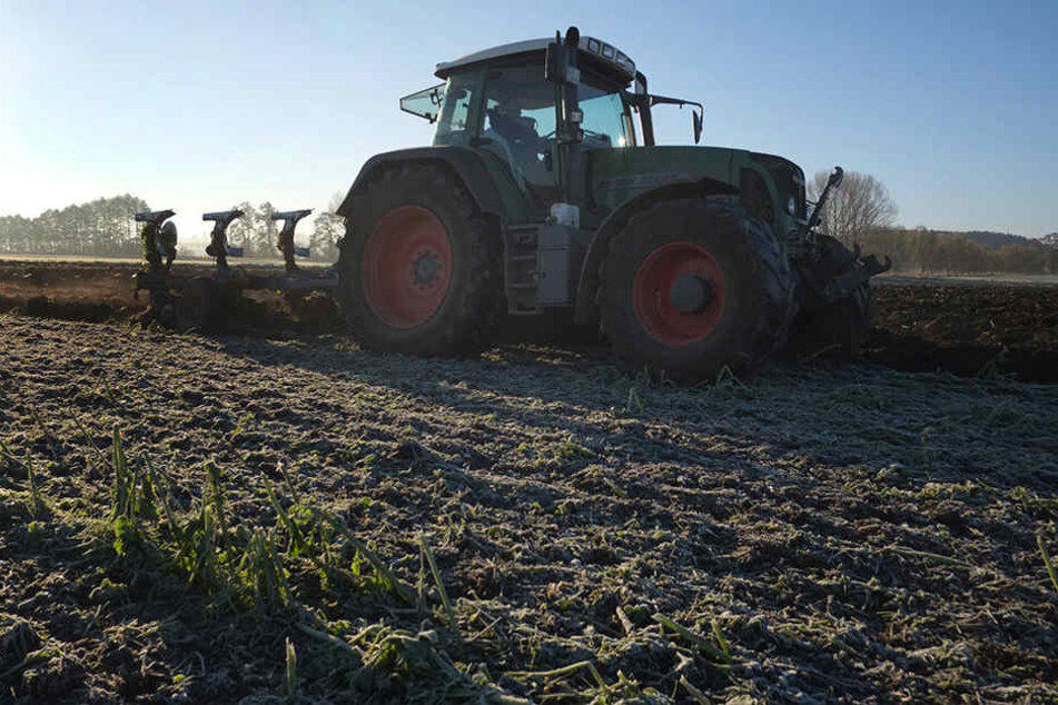 Ein Mann kam mit seinem Traktor von der Strecke ab und überschlug sich.