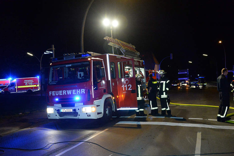 Die Kreuzung musste für die Zeit der Brandbekämpfung gesperrt werden.