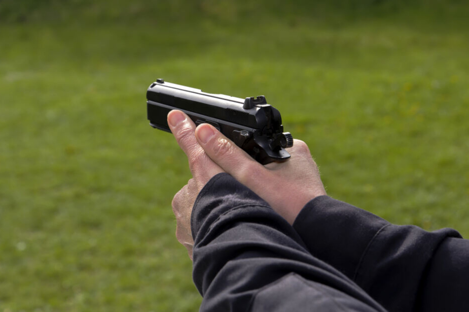 In Schwarzenberg ist am Mittwoch auf einen 39-Jährigen mit einer Softairwaffe geschossen worden. (Symbolbild)
