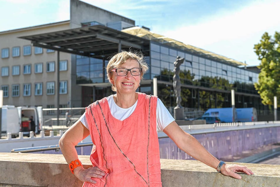 Carmen Krüger (53) vor dem Landtag in Dresden. Bald ist sie Abgeordnete für kurze Zeit.