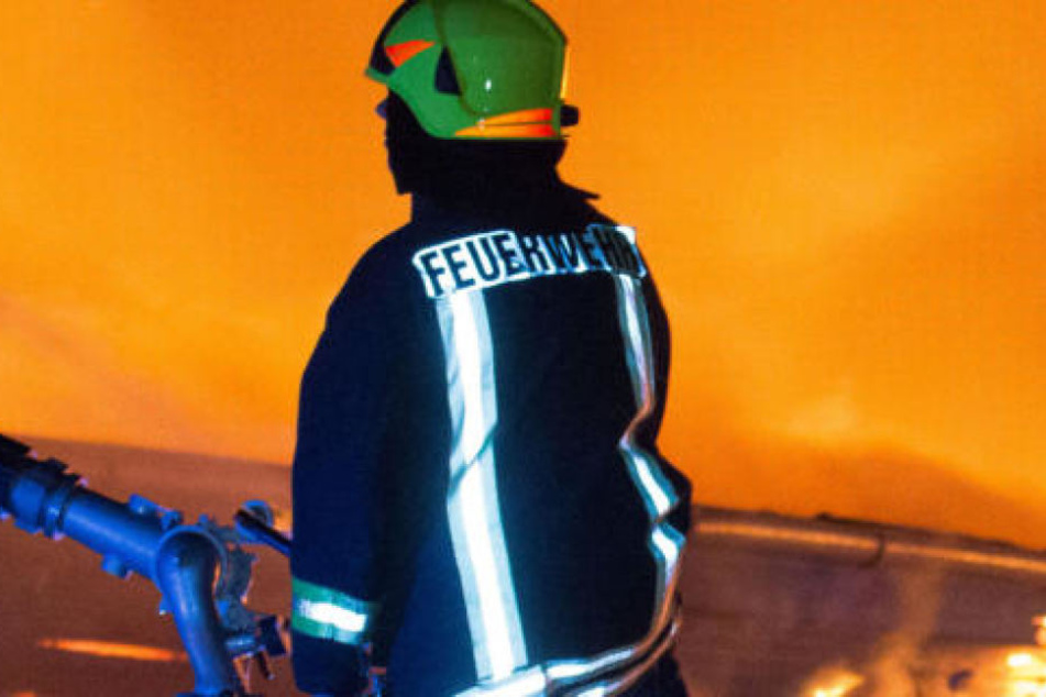 Die Feuerwehr tut alles, um die Flammen unter Kontrolle zu bekommen. (Symbolbild)