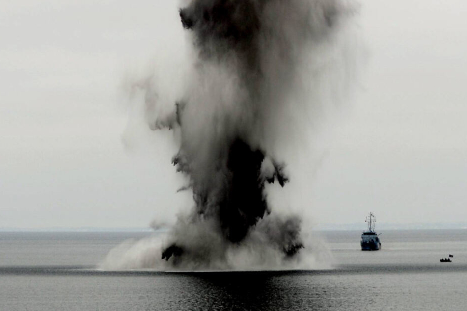 Marine-Spezialisten sprengen eine Bombe in der Ostsee. (Archivbild)