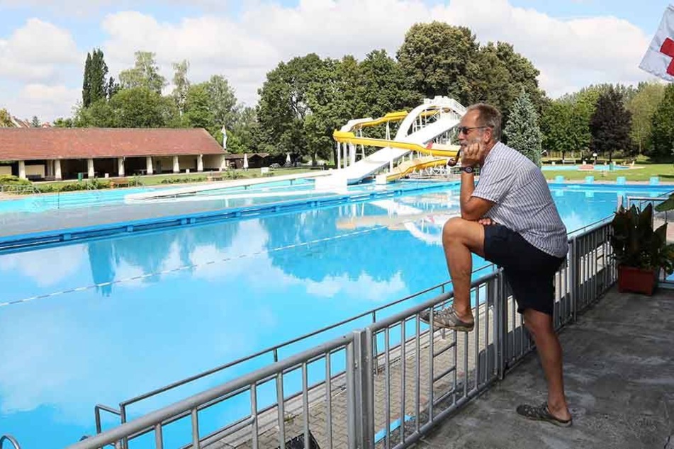 Traurig schaut Bademeister Bernd Jonas (58) auf das leere Becken in
Zwickau-Pölbitz. Wie in Planitz bleiben hier die Gäste weg.