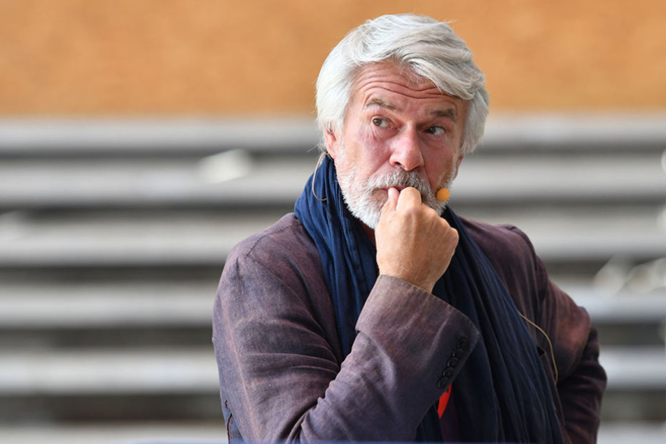Volksbühnen-Intendant Chris Dercon ist nicht begeistert vom Verhalten seiner Mitarbeiter.