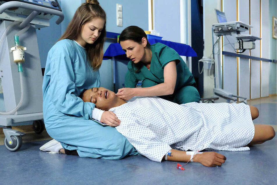 Lara (l.) und Dr. Maria Brooks (liegend) aus der "Lindenstraße" sind in der Sachsenklinik zu Gast.