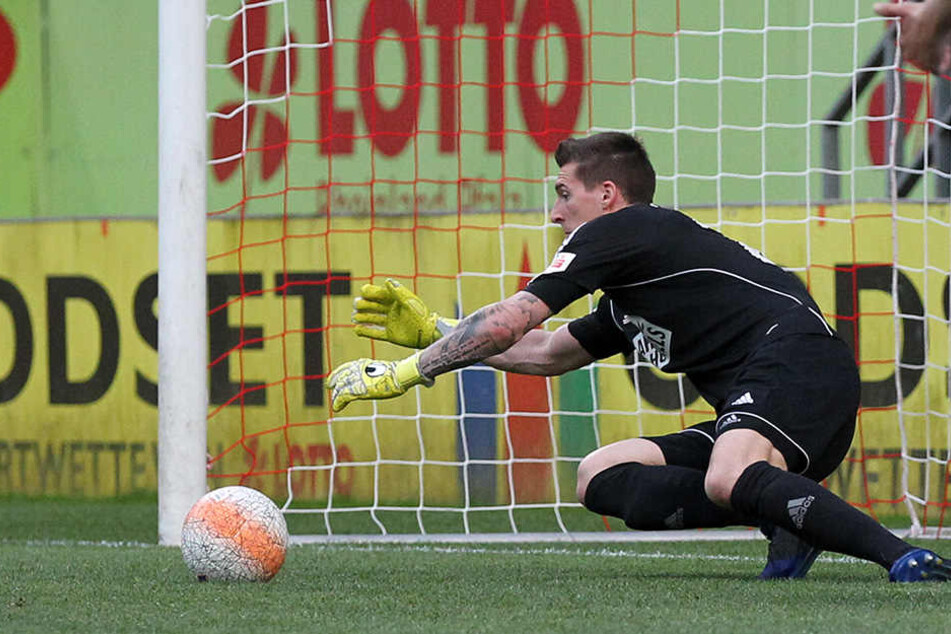 Kevin Kunz fliegt nach dem Ball und packt zu.