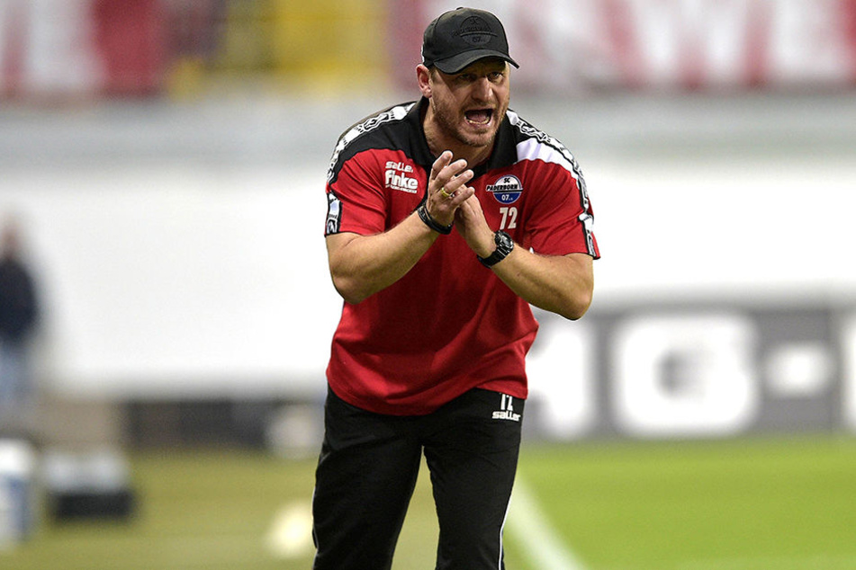 Steffen Baumgart (45) hat seine Mannschaft im Griff.