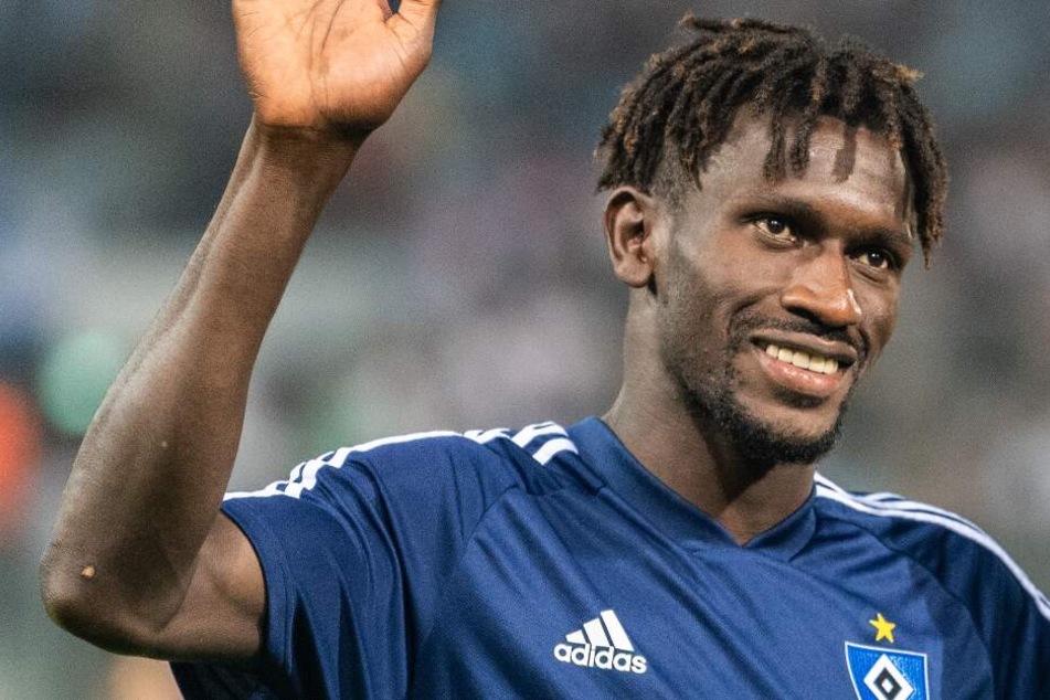 Bakery Jatta bedankt sich nach dem Sieg gegen den Chemnitzer FC bei seinen Fans.
