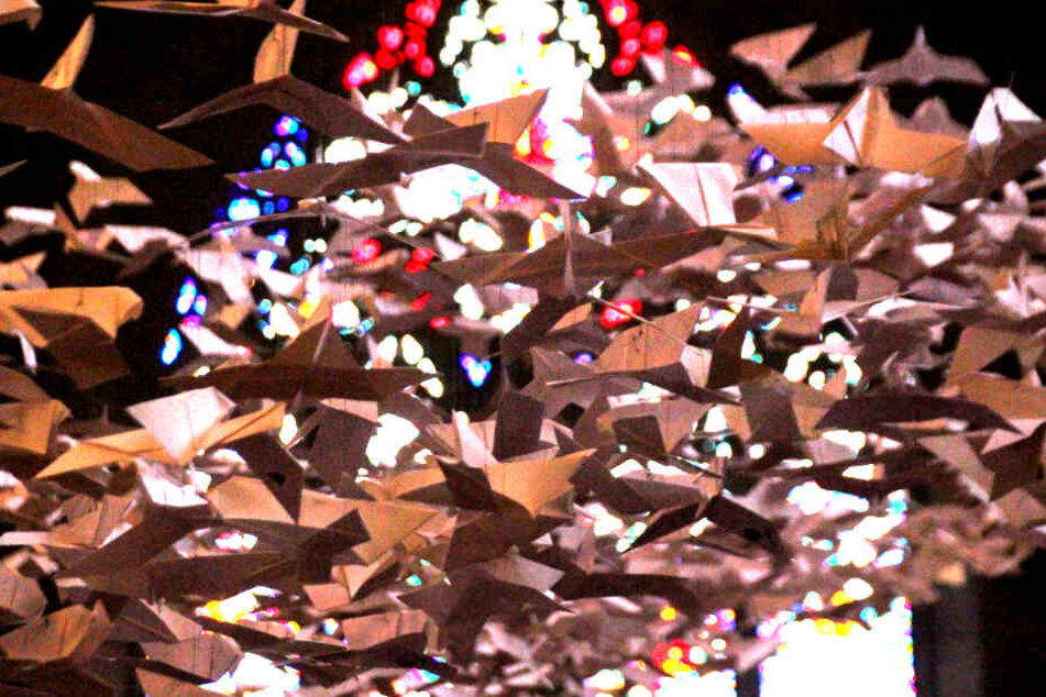 Die Installation "Les Colombes", bestehend aus rund 2000 weißen Papiertauben des Münchner Künstlers Michael Pendry hängt in der Kirche Church of the Heavenly Rest.