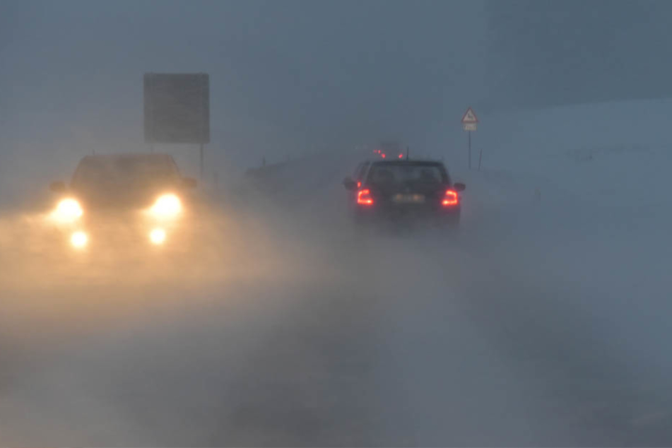 Neuschnee sorgt für Verkehrsbehinderungen auf den Straßen.