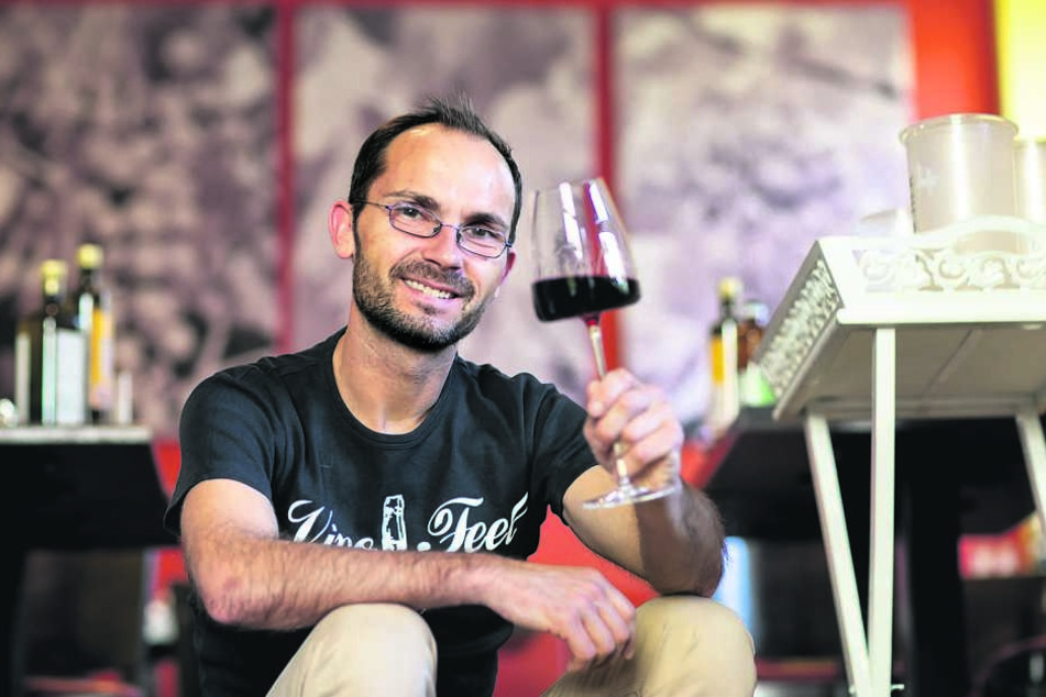 Silvio Nitzsche (44) gehört mit seiner "WeinKulurBar" in Striesen zu den besten Sommeliers in ganz Deutschland.