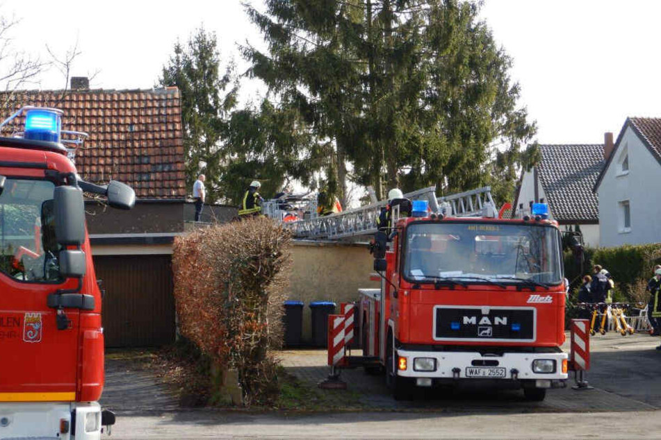 Die Feuerwehr rettete den Mann vom Garagendach.