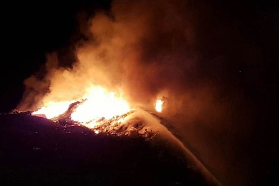 200 Kubikmeter Müll stehen auf der Deponie in Flammen.
