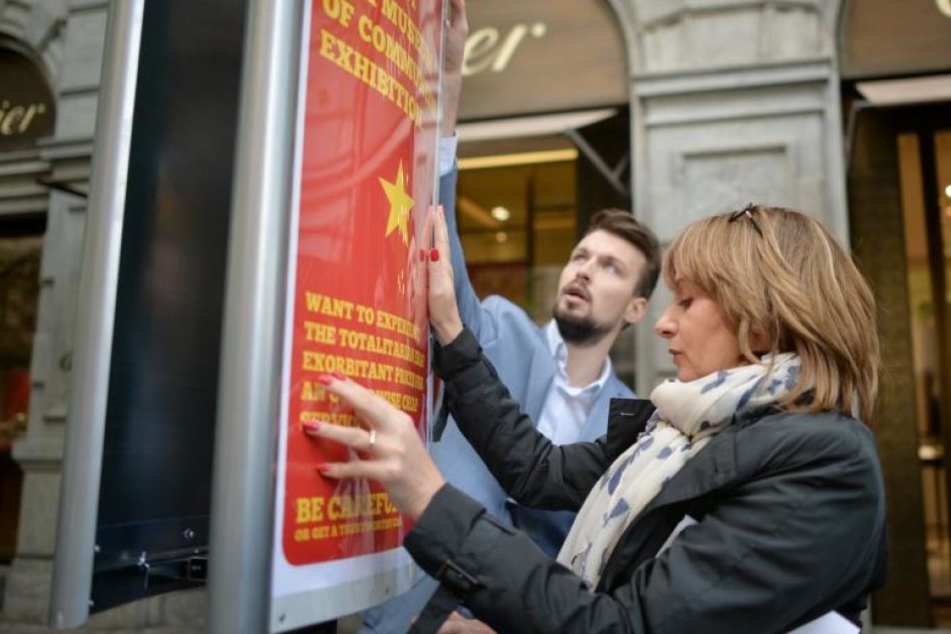 Die Stadtverwaltung macht mit Plakaten auf die dreisten Methoden der Taxifahrer aufmerksam.