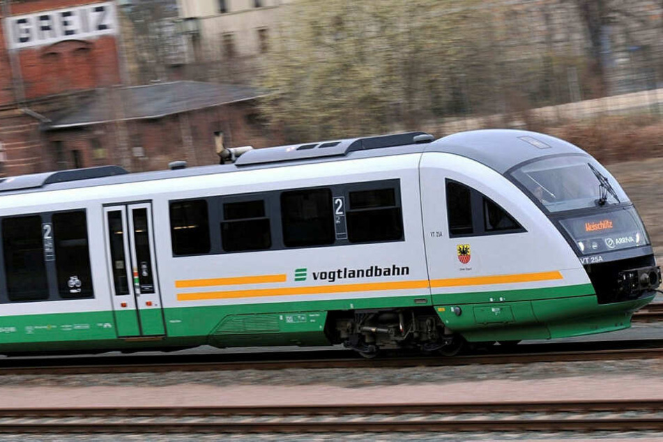 In und vor einer Vogtlandbahn am oberen Bahnhof in Plauen kam es zu hässlichen Szenen zwischen der Polizei und Lok-Anhängern. (Archivbild)