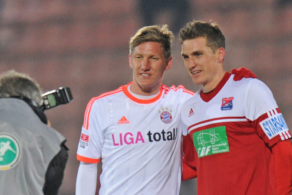 Tobias Schweinsteiger, damals in Diensten der SpVgg Unterhaching, posiert nach einem Freundschaftsspiel mit seinem Bruder Bastian.
