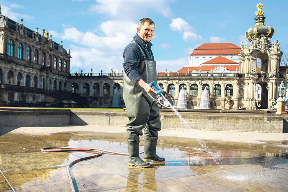 Wasser marsch! Renato Wohlfahrth (45) spritzt das Becken vom Hofbrunnen im Zwinger blitzeblank.